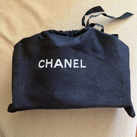CHANEL Caviar Quilted Medium Boy Flap Black - Picture 2 of 10